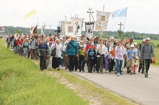 паломники идут в Будслав