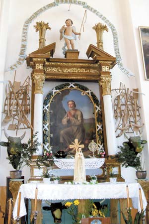 В костеле Матери Божией в деревне Шиманели Сморгонского района поразил боковой алтарь с иконами и реликвиями Св. Иcидора