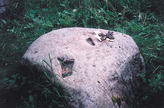 камни с отметинами и крест