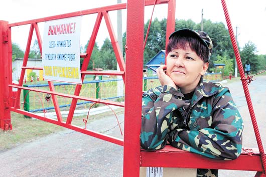 женщина-сторож на КПП на въезде в Полесский радиационно-экологический заповедник