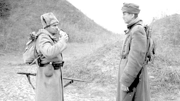 кадры из фильма «Русский» — разговор двух солдат