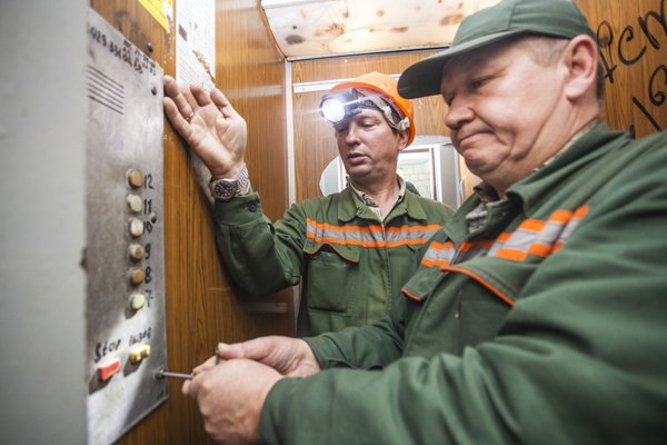 электромеханики по ремонту и техническому обслуживанию лифтов