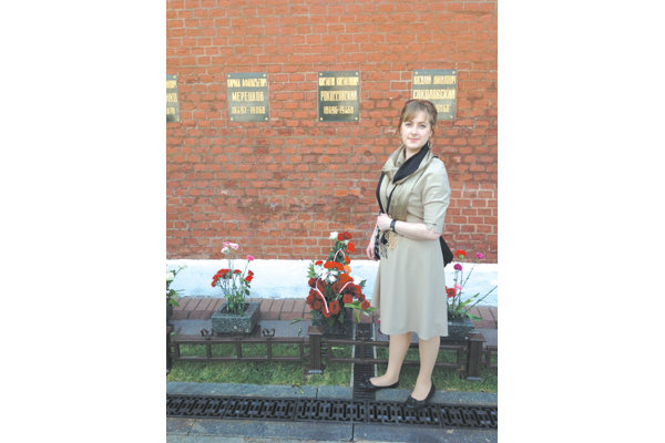 Ариадна Рокоссовская около кремлевской стены, где похоронен Маршал Советского Союза