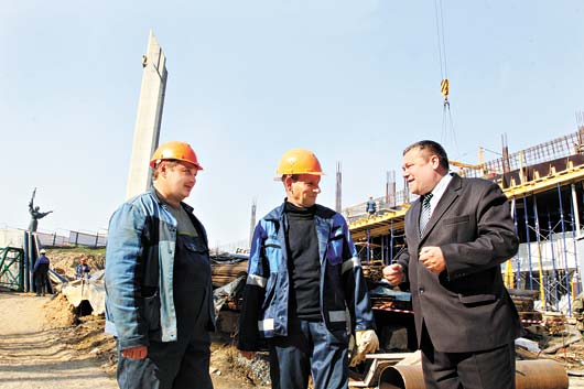 Директор музея Сергей Азаренок с Сергеем Тимощенко и Сергеем Дековичем на строительстве нового здания музея